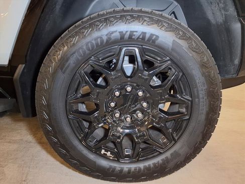 Used 2025 GMC Hummer EV 2X image 21