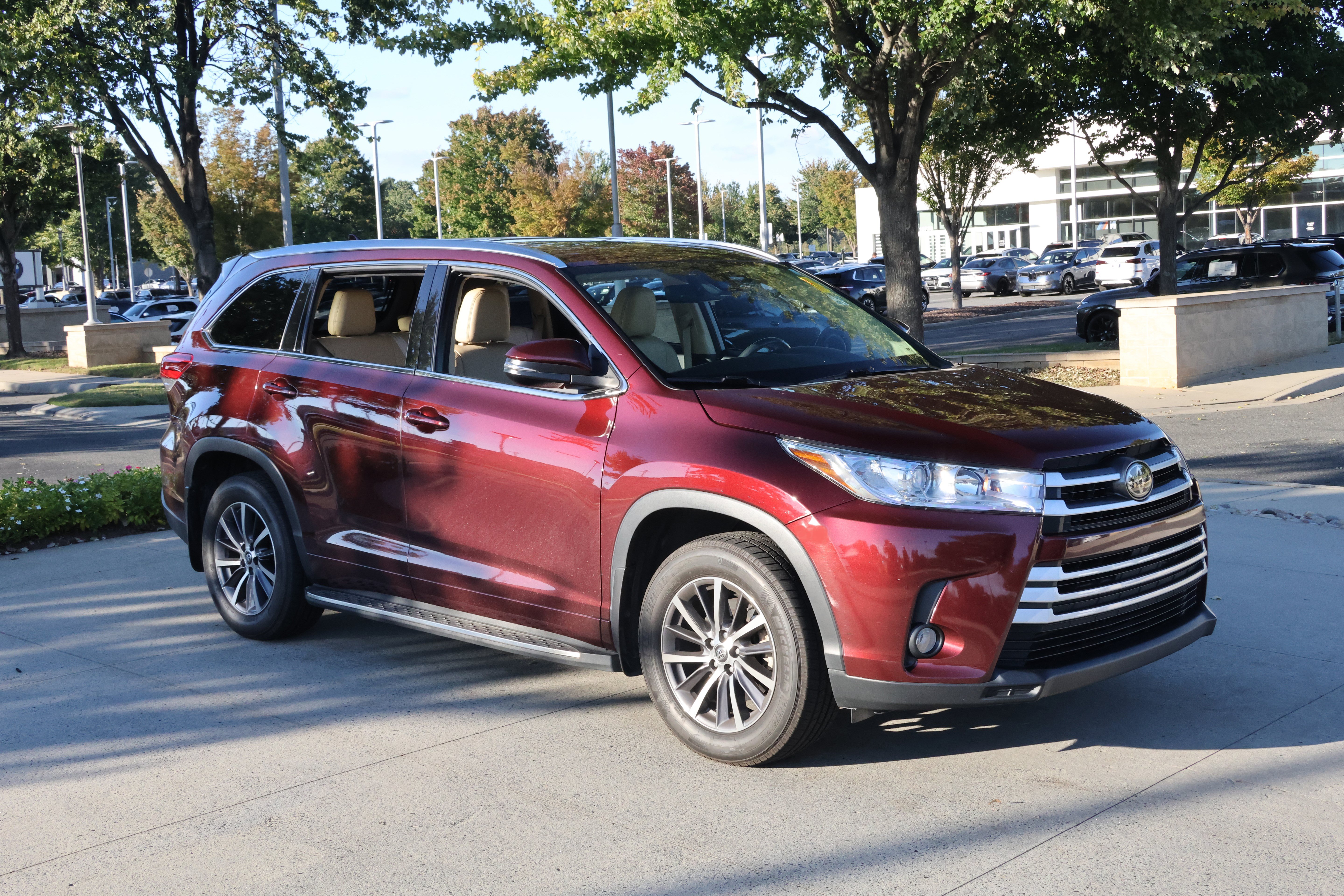 Used 2017 Toyota Highlander XLE AWD/4WD image 2