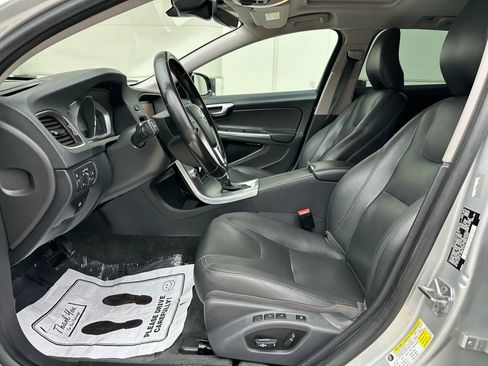 Used 2017 Volvo V60 T5 Cross Country w/ Convenience Package image 9