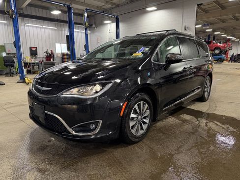 Used 2020 Chrysler Pacifica Limited w/ Advanced Safetytec Group image 8
