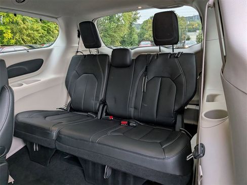 Certified 2022 Chrysler Pacifica Touring-L image 23