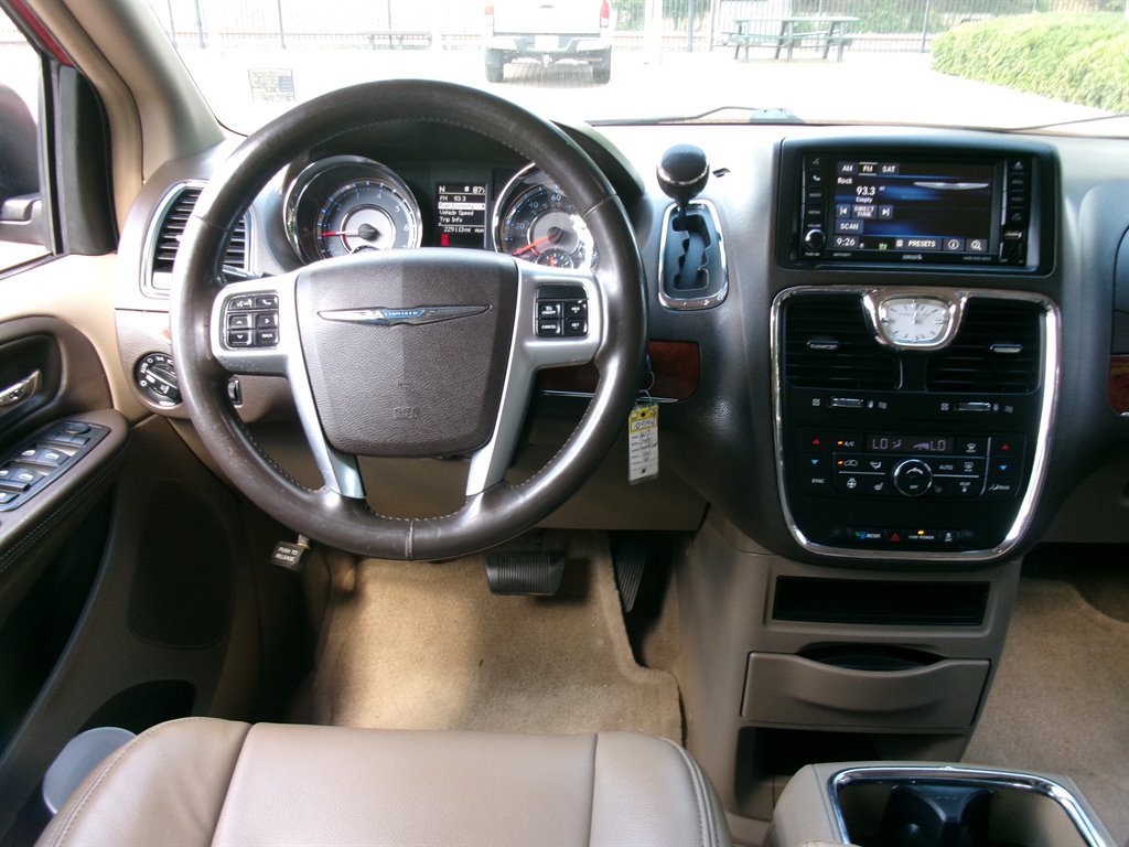 Used 2013 Chrysler Town & Country Touring-L w/ Driver Convenience Group FWD image 34