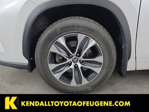 Used 2023 Toyota Highlander XLE AWD/4WD image 9