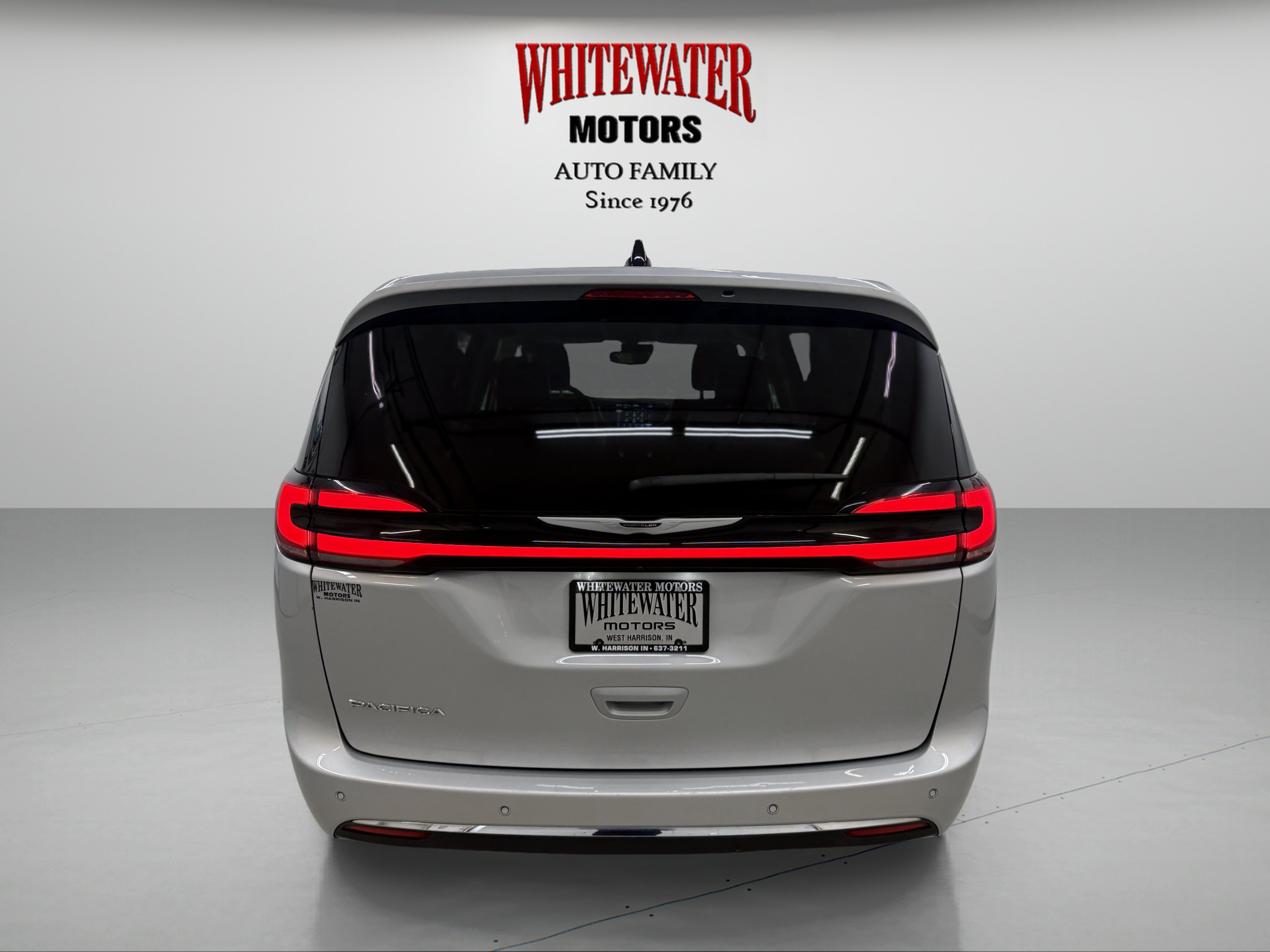 Used 2024 Chrysler Pacifica Touring-L FWD image 3