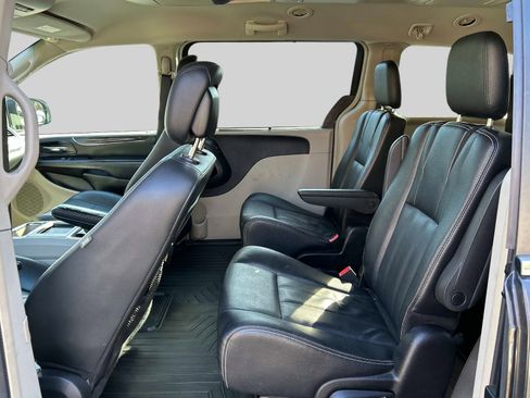 Used 2015 Chrysler Town & Country Touring image 12