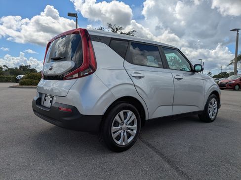 Used 2021 Kia Soul LX FWD image 4