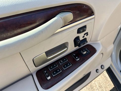 Used 2004 Lincoln Town Car Ultimate image 18