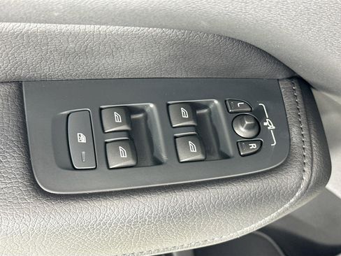 Used 2022 Volvo XC60 B5 Momentum w/ Protection Package Premier image 17
