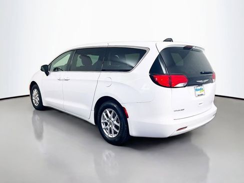 Used 2023 Chrysler Voyager LX FWD image 7