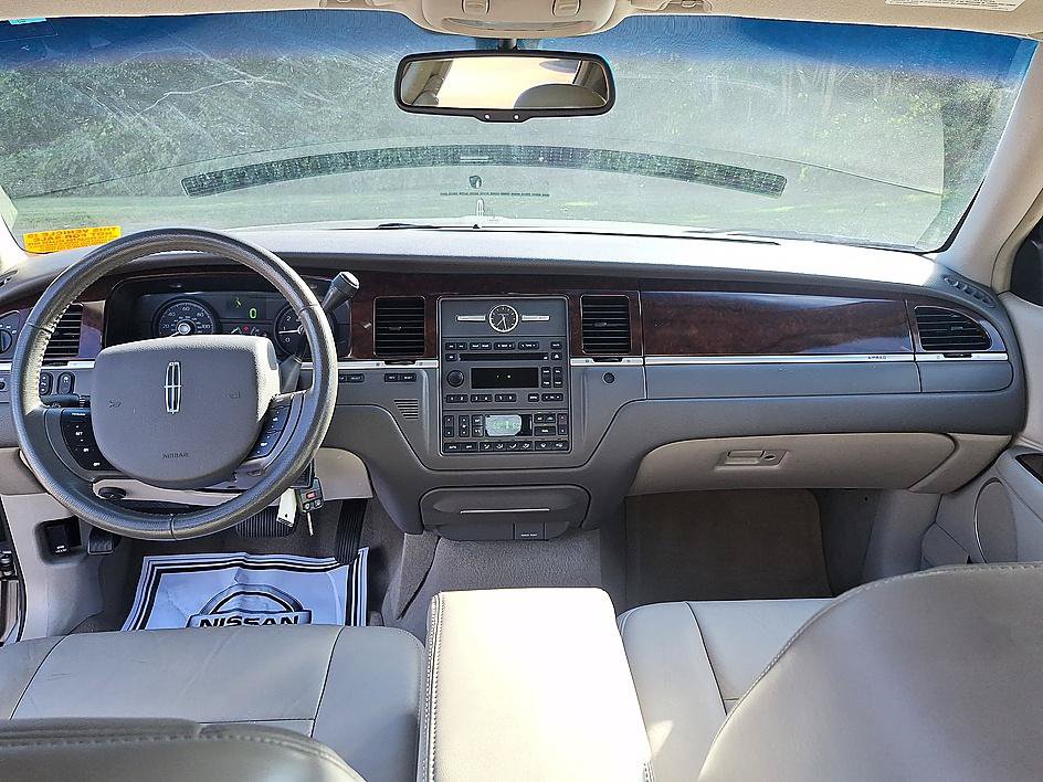 Used 2007 Lincoln Town Car Signature RWD image 17