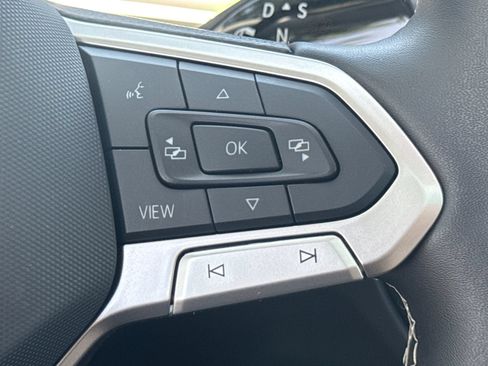 Certified 2025 Volkswagen Tiguan SE w/ Panoramic Sunroof Package AWD/4WD image 33