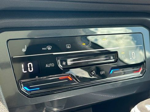 Certified 2023 Volkswagen Tiguan SE w/ Panoramic Sunroof Package FWD image 32