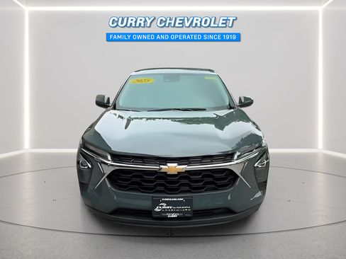 Used 2025 Chevrolet Trax LS w/ LS Convenience Package FWD image 4