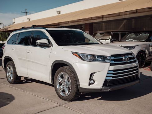 Used 2019 Toyota Highlander Limited w/ Carpet Mat Package (TMS) FWD image 3