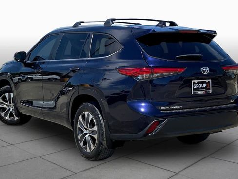 Used 2023 Toyota Highlander XLE image 12