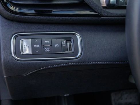 Used 2025 Buick Enclave Preferred AWD/4WD image 26
