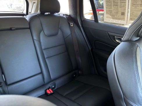 Used 2025 Volvo V60 B5 Cross Country Plus image 37