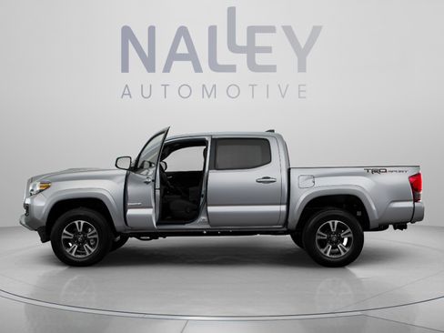 Used 2017 Toyota Tacoma TRD Sport w/ Premium & Technology Package AWD/4WD image 5