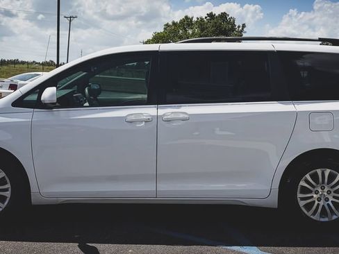 Used 2013 Toyota Sienna XLE FWD image 5
