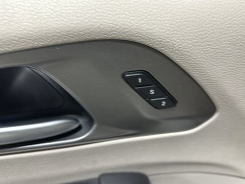 Used 2024 Chrysler Pacifica Touring-L FWD image 21