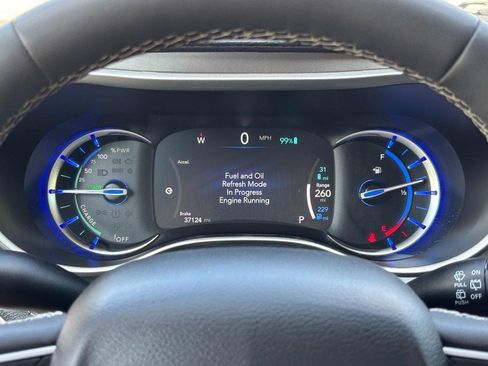 Used 2024 Chrysler Pacifica Limited FWD image 21