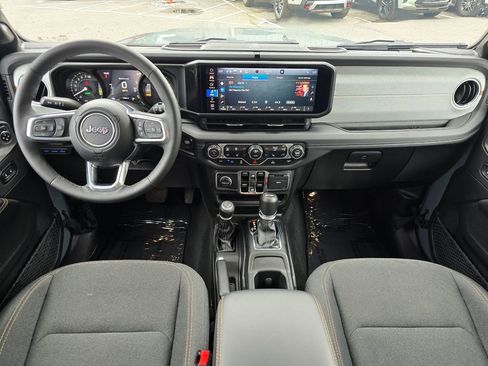 Used 2025 Jeep Wrangler Unlimited Sahara AWD/4WD image 5