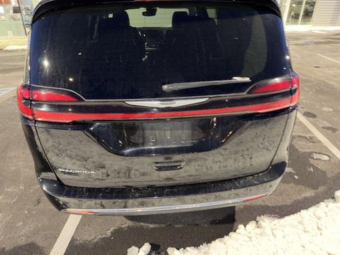 Used 2024 Chrysler Pacifica Touring-L image 4