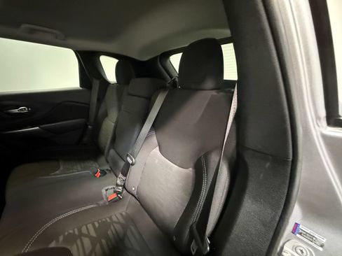 Used 2019 Jeep Cherokee Latitude w/ Comfort & Convenience Group AWD/4WD image 48