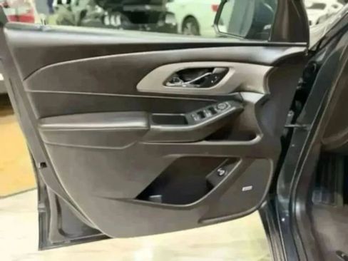 Used 2021 Chevrolet Traverse LT w/ LT Premium Package image 13