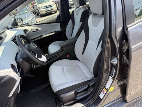 Used 2017 Toyota Prius Two FWD image 7