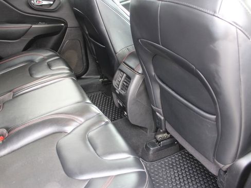 Used 2021 Jeep Cherokee Trailhawk w/ Comfort/Convenience Group image 48