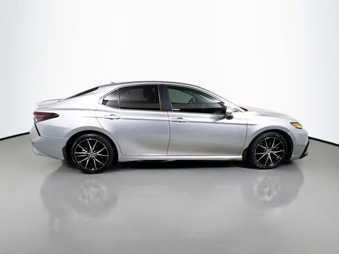Used 2024 Toyota Camry SE image 3