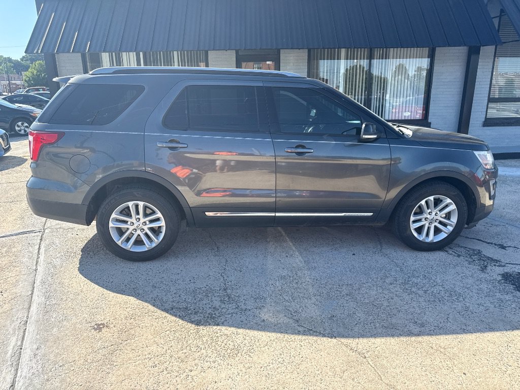 Used 2017 Ford Explorer XLT w/ Equipment Group 202A FWD image 8