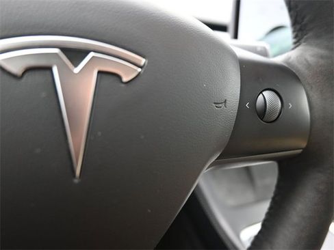Used 2021 Tesla Model Y Long Range image 23