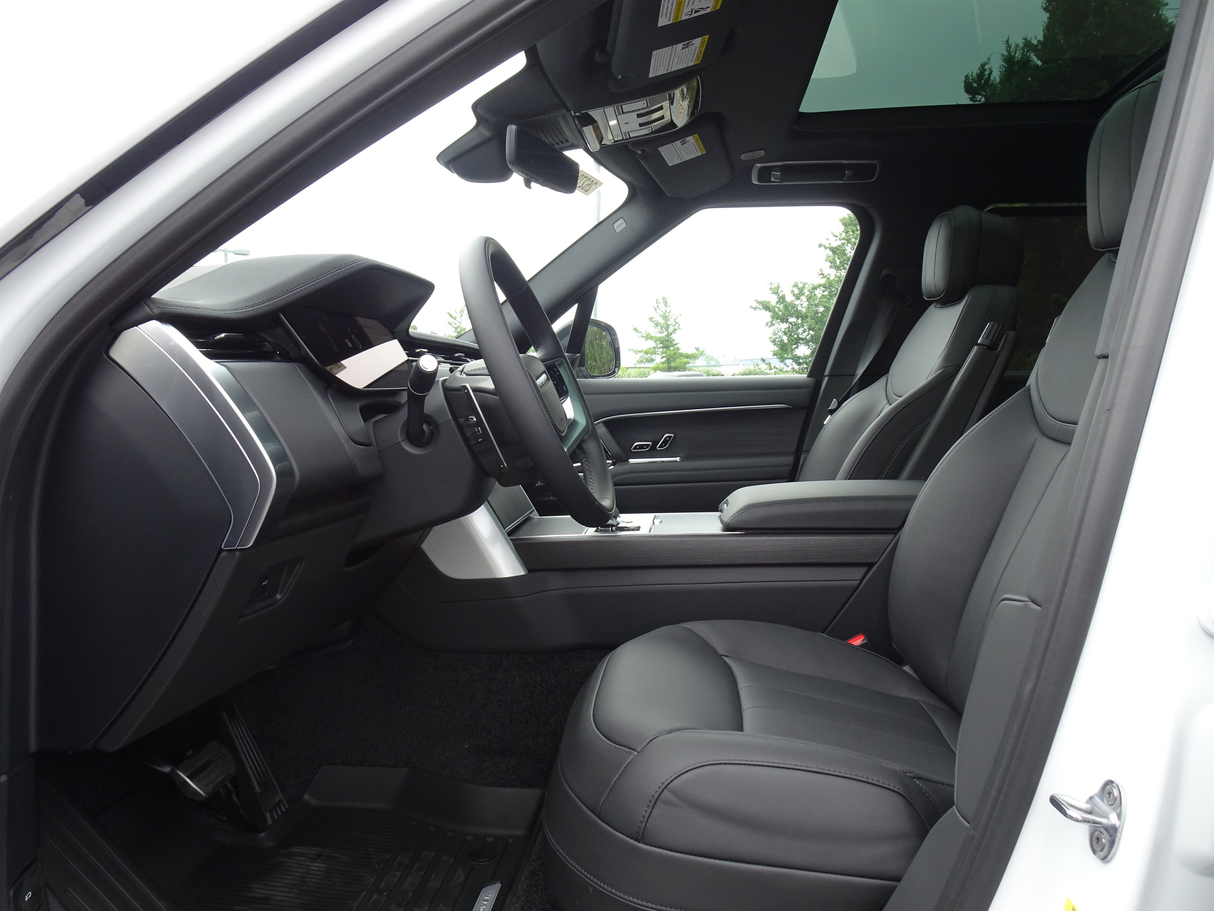 New 2026 Land Rover Range Rover Long Wheelbase SE AWD/4WD image 2