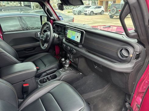 Used 2024 Jeep Wrangler Unlimited Sahara image 8