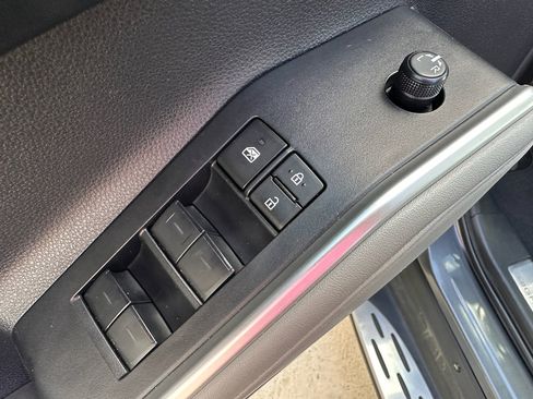 Used 2024 Toyota Highlander LE image 11