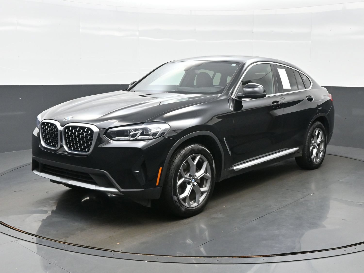 Used 2025 BMW X4 xDrive30i AWD/4WD image 2