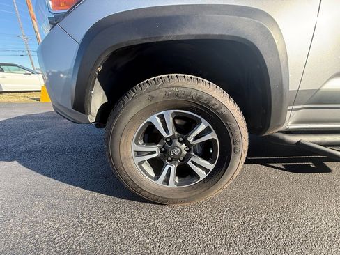 Used 2019 Toyota Tacoma TRD Sport image 9