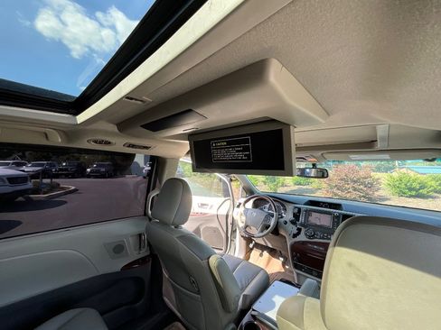 Used 2011 Toyota Sienna Limited image 32