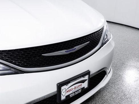 Used 2020 Chrysler Pacifica Touring-L FWD image 4
