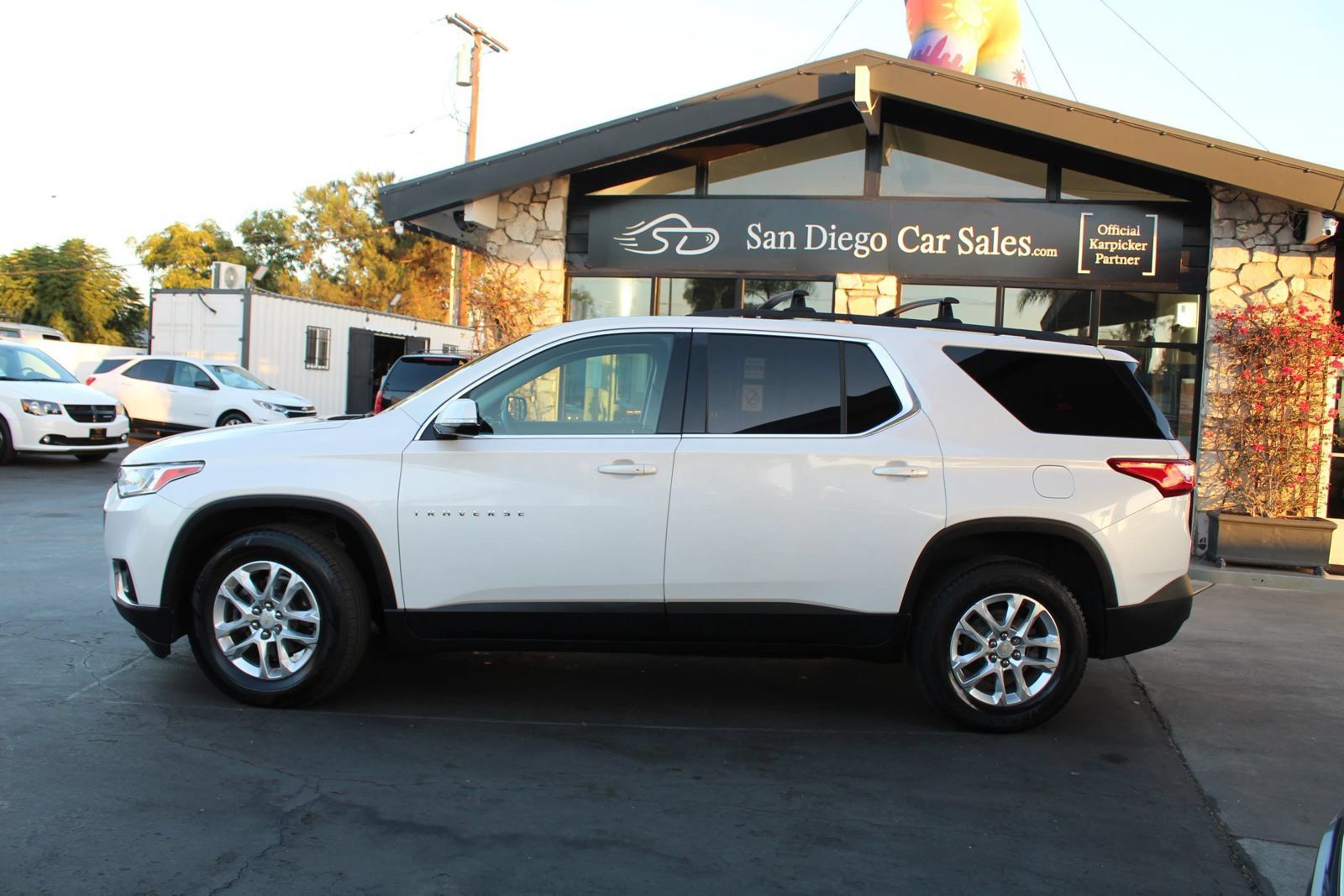 Used 2019 Chevrolet Traverse LT FWD image 2