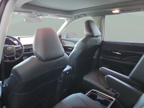 Certified 2025 Toyota Grand Highlander Limited image 9