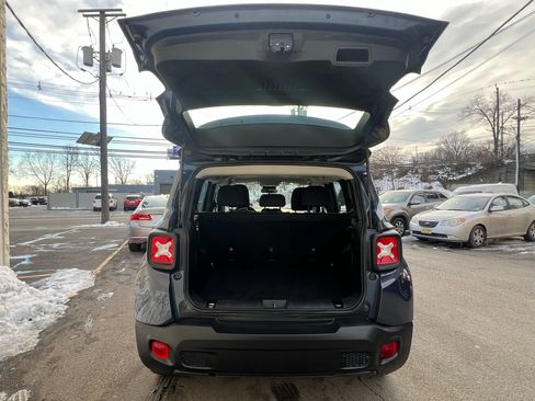 Used 2021 Jeep Renegade Sport image 9