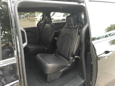 Used 2026 Chrysler Pacifica Select FWD image 19