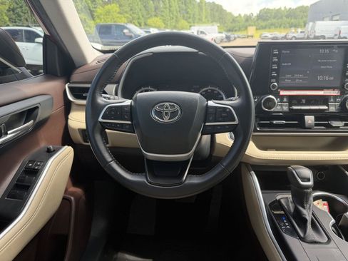 Used 2022 Toyota Highlander XLE FWD image 8
