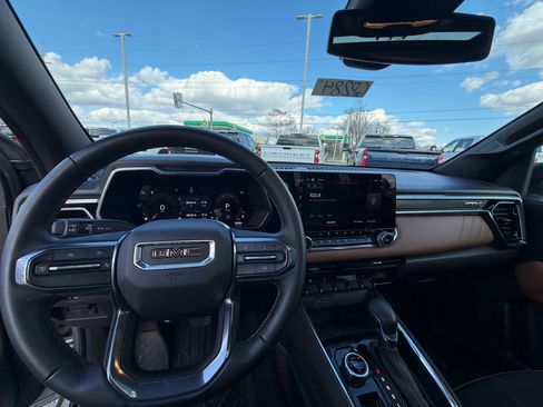 Used 2024 GMC Canyon AT4 w/ Technology Package image 17