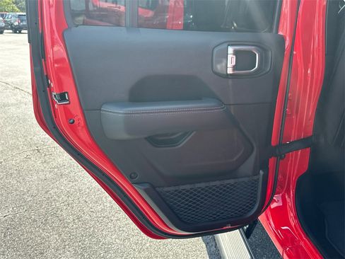 Used 2018 Jeep Wrangler Unlimited Sahara image 21