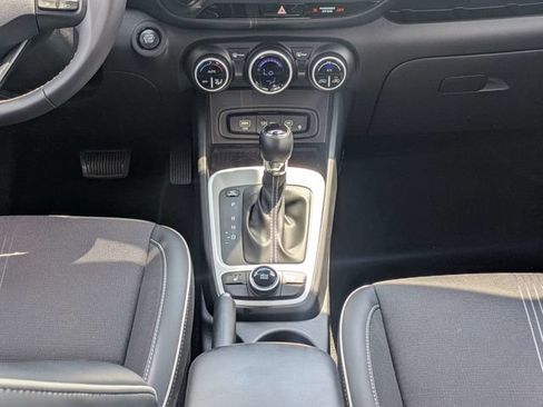 Used 2025 Hyundai Venue Limited FWD image 19