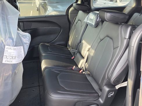 New 2026 Chrysler Pacifica Select image 13
